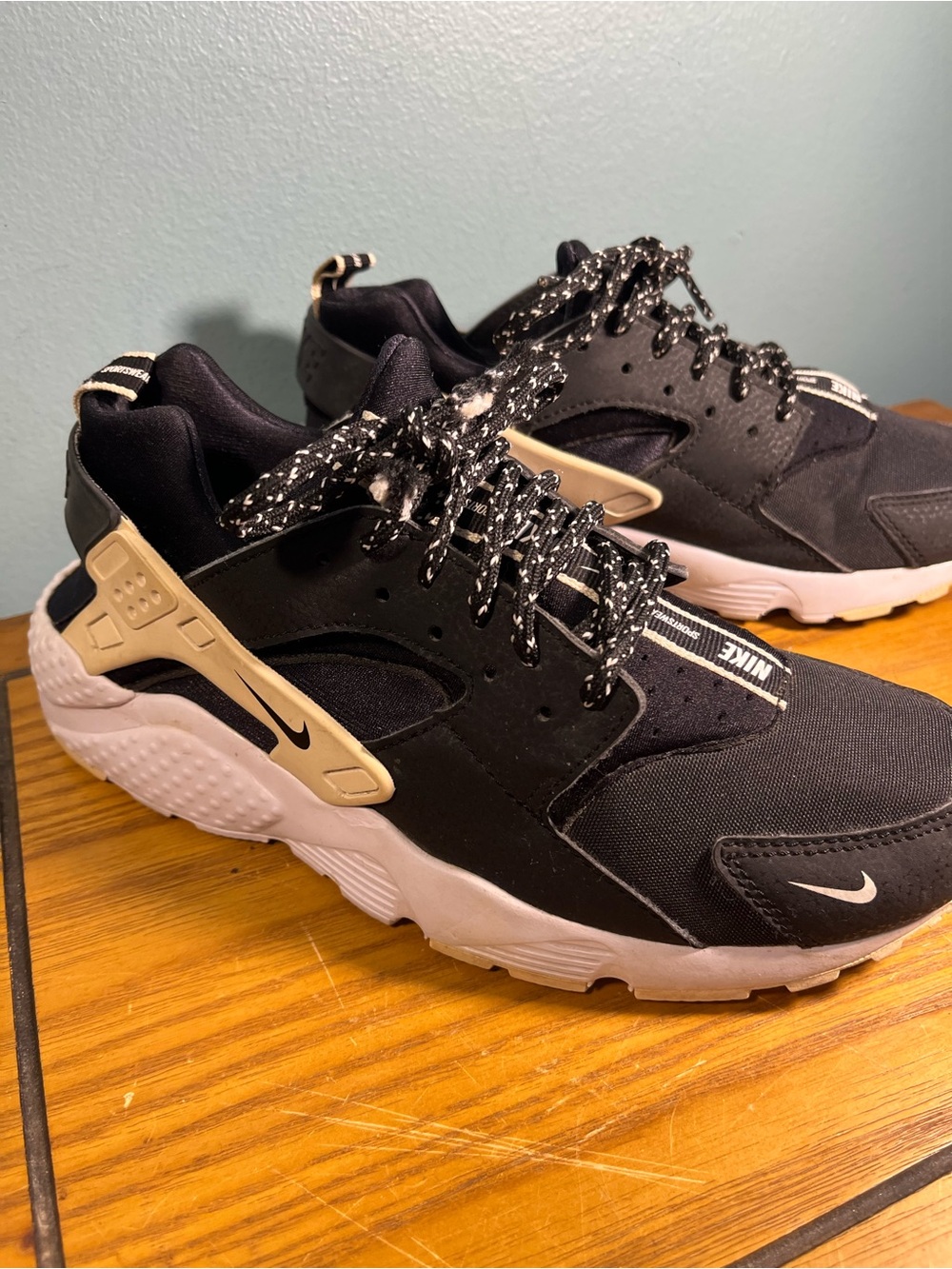 Nike Huarache Run SE GS Black White Kids Size 7y Sneakers